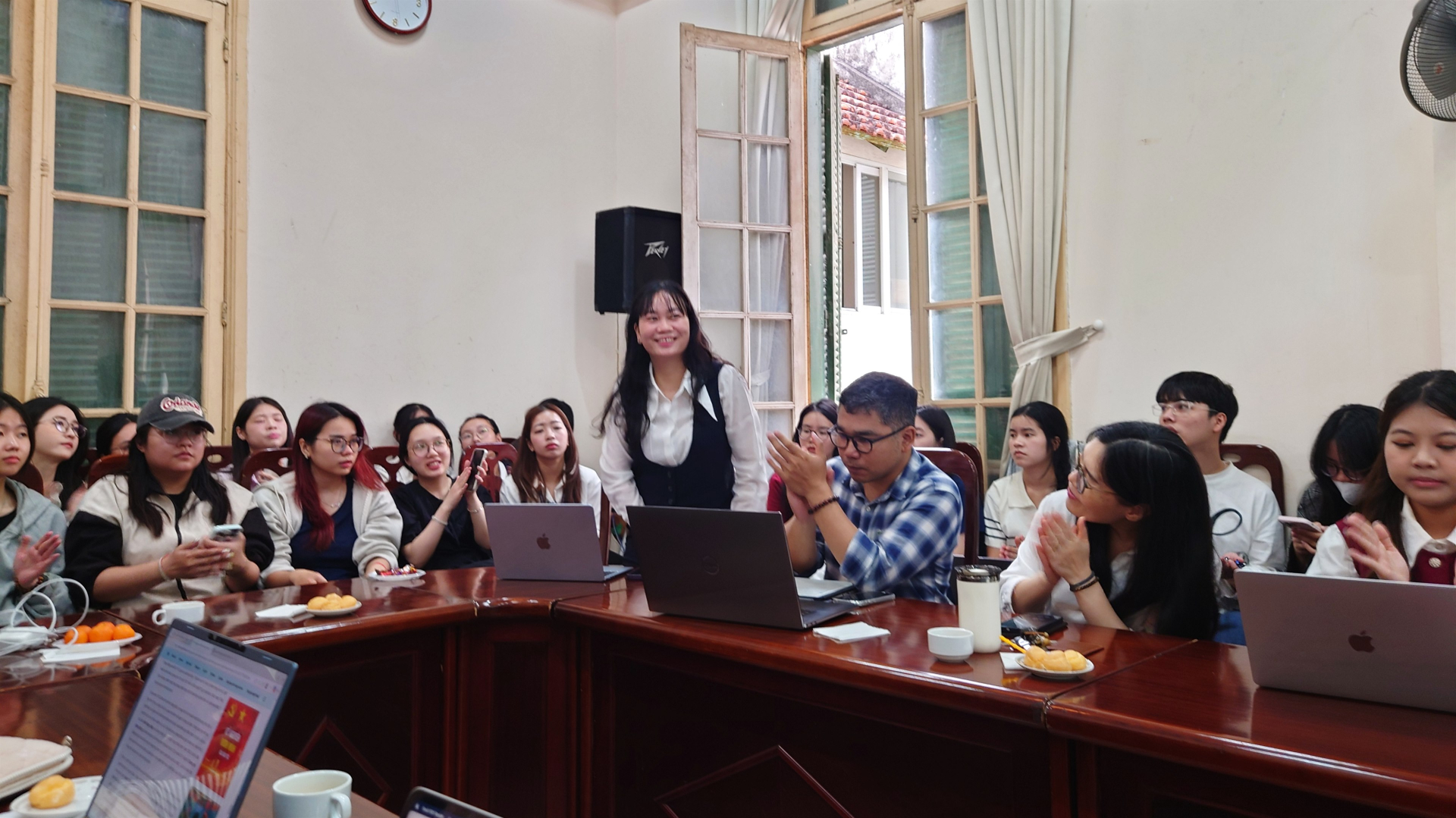 TS. Nguyễn Thị Năm Hoàng (đứng) cùng sinh viên tại buổi thuyết trình “Việt Nam tiền hiện đại: Huyền thoại, lịch sử và văn học” ở Viện Văn học ngày 19/3/2026. Ảnh: Viện Văn học.