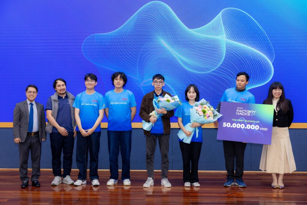 Sinh viên Nguyễn Diệu Nga (thứ ba từ phải sang) cùng đội FSiL nhận giải Á quân DENSO Factory Hacks 2025. Ảnh: BUV.