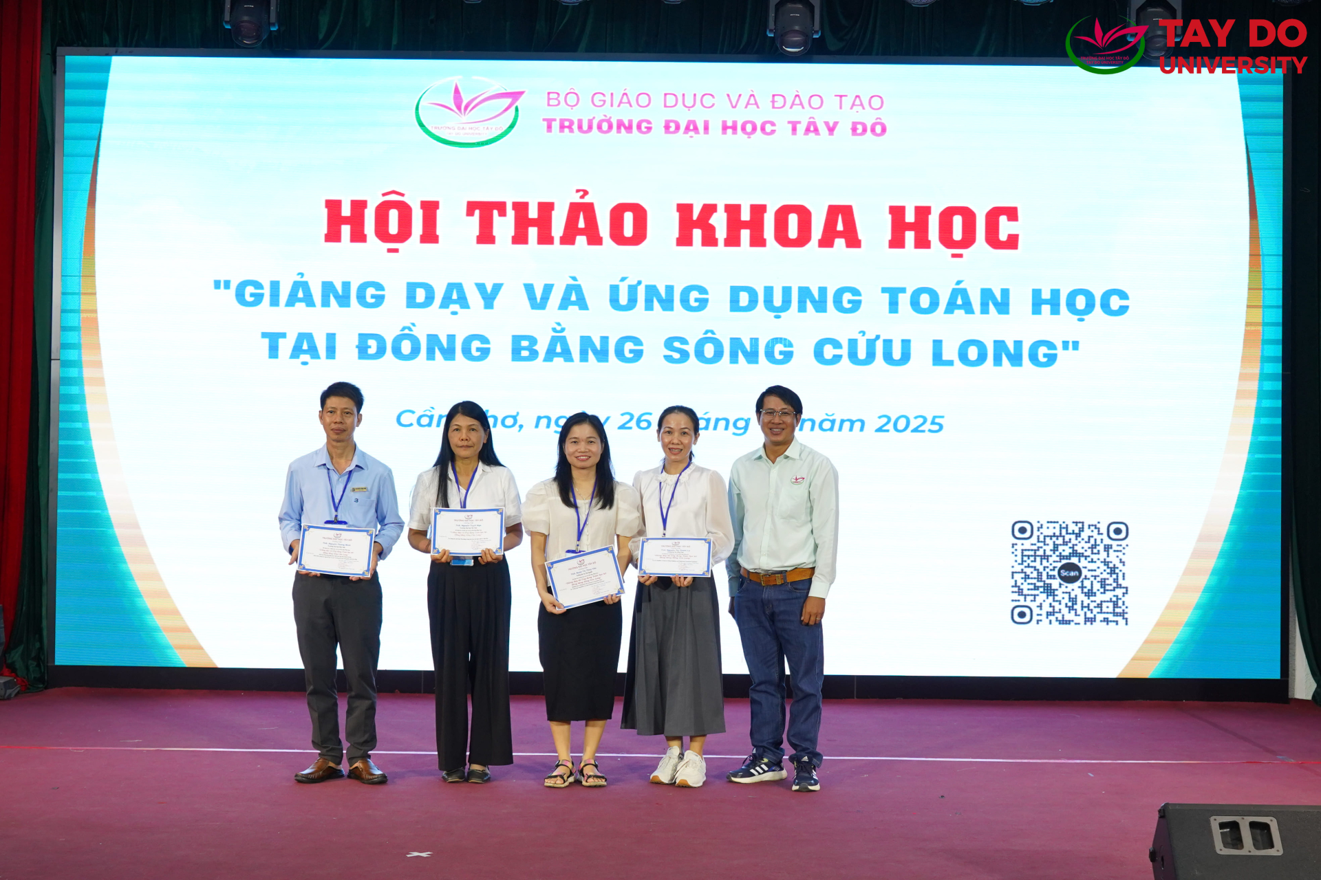 Các báo cáo viên tại Hội thảo khoa học “Giảng dạy và Ứng dụng Toán học tại Đồng bằng sông Cửu Long”, tháng 10/2025. TS. Nguyễn Thị Thanh Lý tham gia hội thảo với báo cáo về tính ổn định của phương trình hỗn hợp cộng tính và bậc hai. Ảnh Trường Đại học Tây Đô.