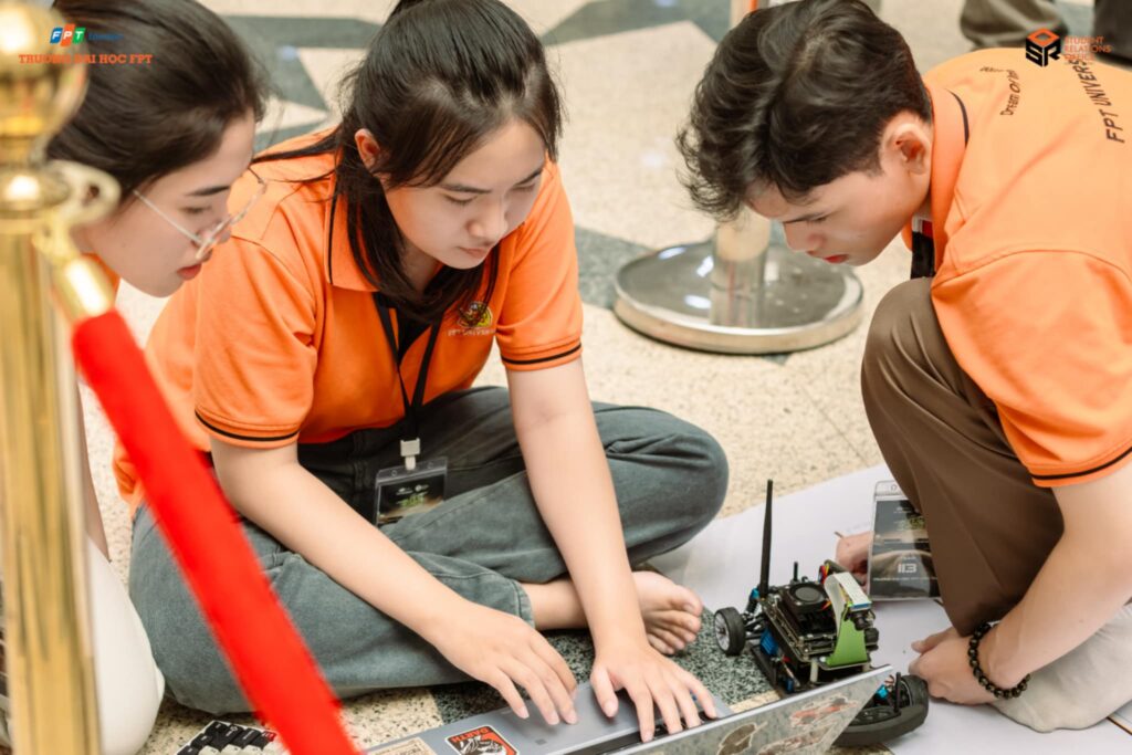 Sinh viên Trường Đại học FPT trong một hoạt động thực hành công nghệ được sử dụng trong bài giới thiệu hành trình nghiên cứu của Lê Ngọc Anh Thư (ngồi giữa). Ảnh Trường Đại học FPT.