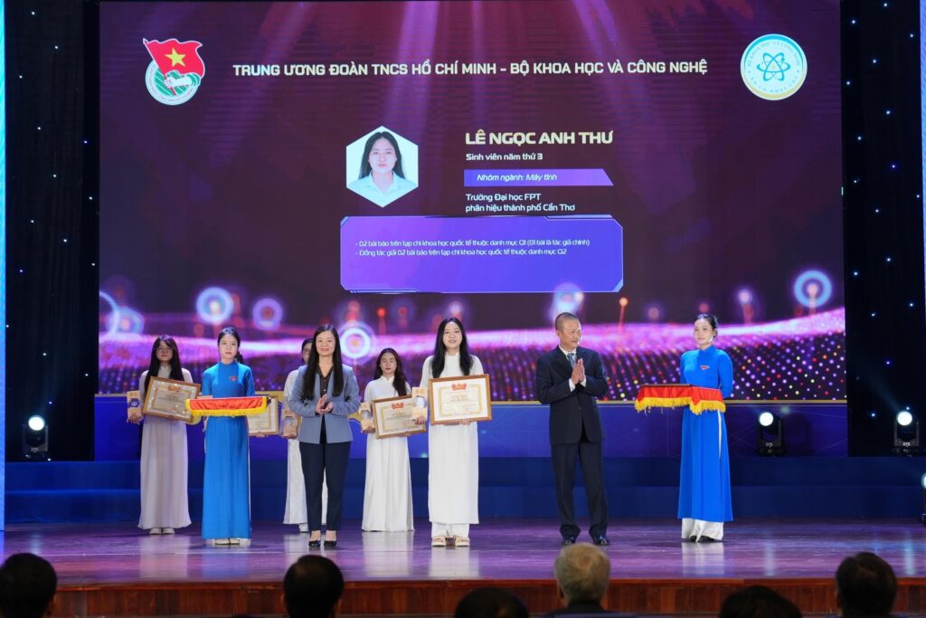 Lê Ngọc Anh Thư tại Lễ trao Giải thưởng Nữ sinh Khoa học Công nghệ Việt Nam năm 2025. Ảnh Trường Đại học FPT.