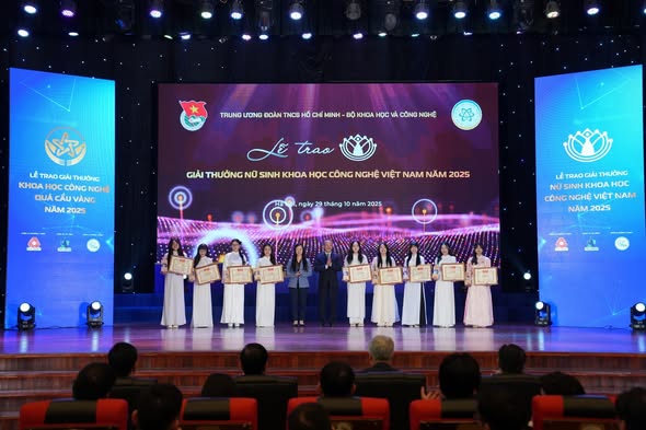 Các nữ sinh được vinh danh tại Lễ trao Giải thưởng Nữ sinh Khoa học Công nghệ Việt Nam năm 2025. Lê Ngọc Anh Thư là một trong những gương mặt nhận giải. Ảnh Trường Đại học FPT.