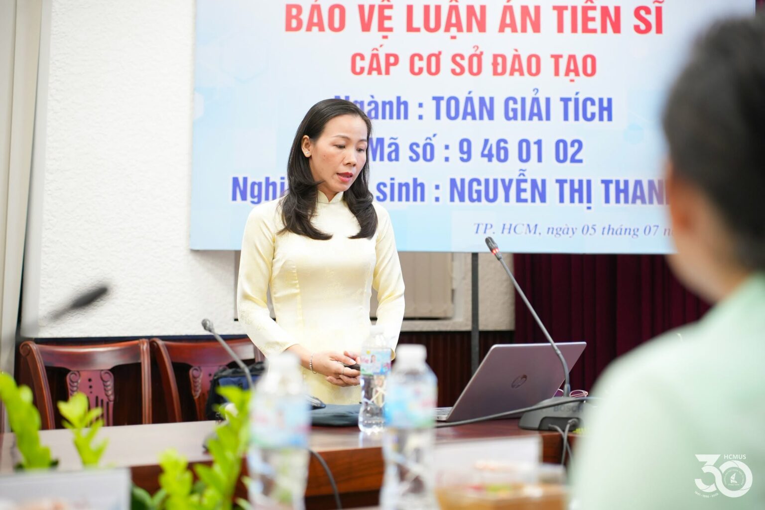 TS. Nguyễn Thị Thanh Lý trình bày luận án tiến sĩ ngành Toán giải tích tại Trường Đại học Khoa học Tự nhiên, ĐHQG-HCM, ngày 6/7/2026. Ảnh HCMUS.