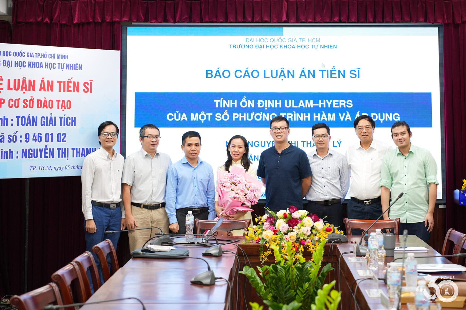 TS. Nguyễn Thị Thanh Lý cùng Hội đồng đánh giá luận án và các giảng viên hướng dẫn sau buổi bảo vệ luận án tiến sĩ ngành Toán giải tích, tháng 7/2026. Ảnh HCMUS.
