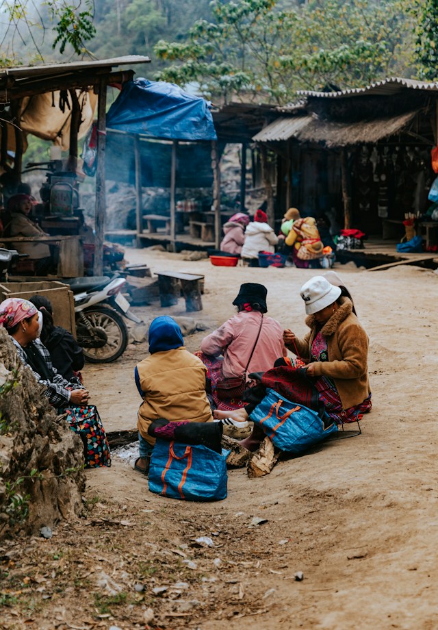 Người dân tại một khu vực nông thôn ở Mộc Châu, Sơn La. Với các dự án có sự tham gia của cộng đồng, dữ liệu về người tham gia và quá trình ra quyết định giúp đánh giá rõ hơn việc chia sẻ lợi ích. Ảnh Elist Nguyen/Unsplash.