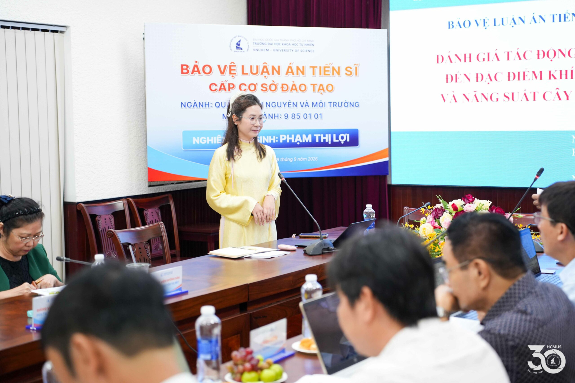 ThS.NCS. Phạm Thị Lợi trình bày kết quả nghiên cứu trước Hội đồng đánh giá luận án tiến sĩ tại Trường Đại học Khoa học Tự nhiên, ĐHQG-HCM, ngày 19/9/2026. Ảnh HCMUS.