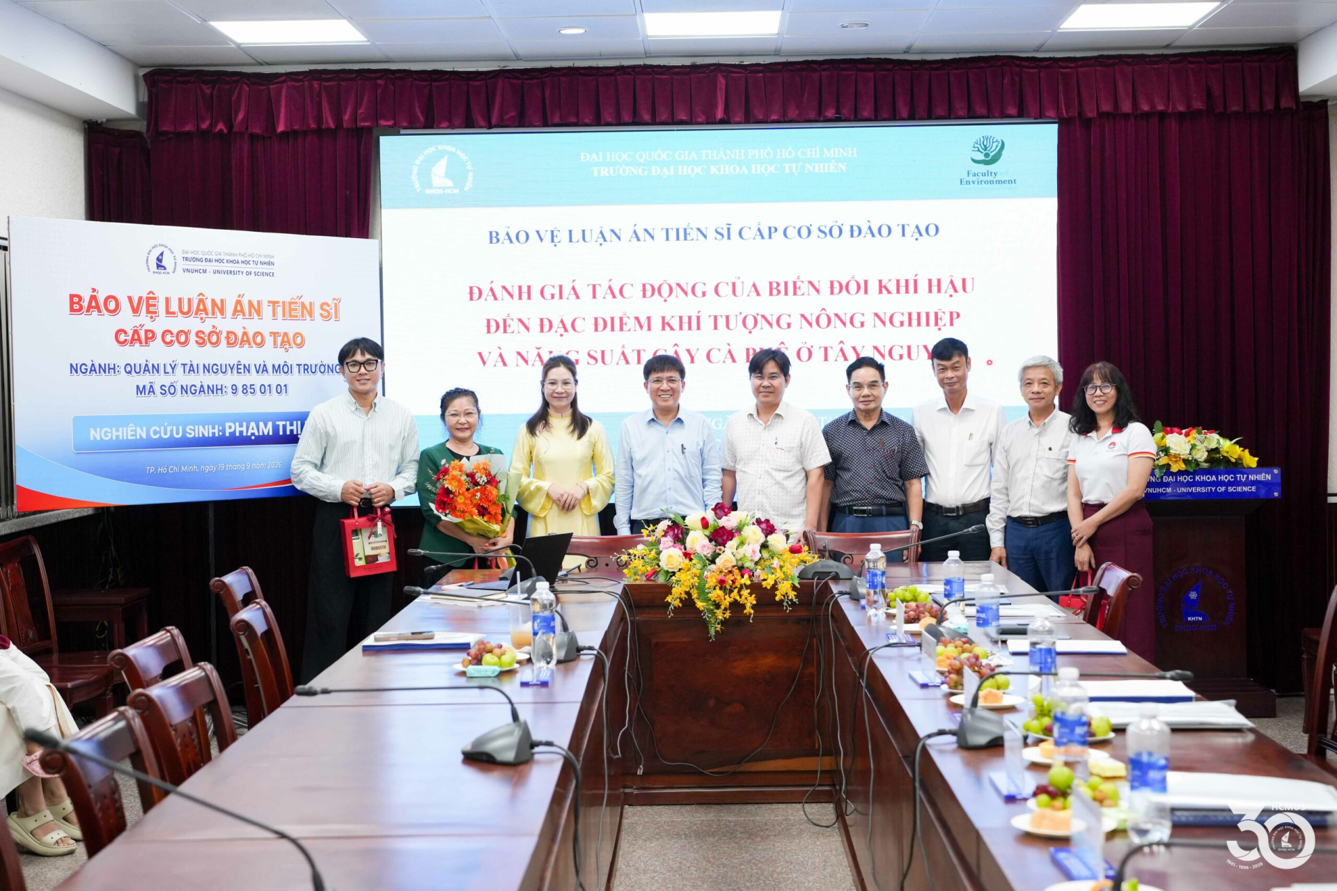 ThS.NCS. Phạm Thị Lợi cùng các thành viên Hội đồng đánh giá luận án sau buổi bảo vệ ngày 19/9/2026. Ảnh HCMUS.