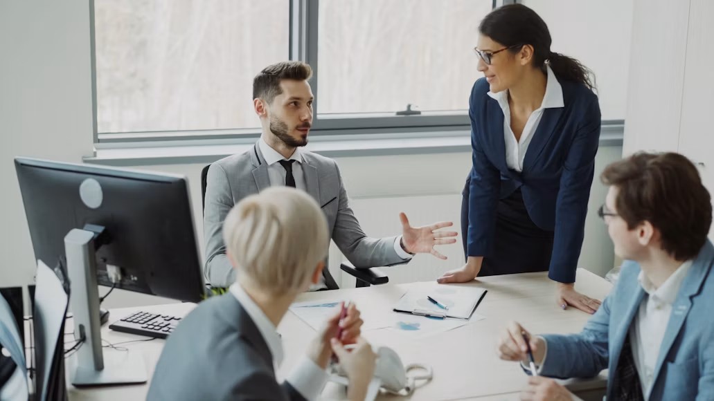 Phụ nữ có mặt ngày càng nhiều trong thị trường lao động, nhưng khoảng cách giới vẫn hiện rõ khi nhìn vào các vị trí quản lý. Ảnh minh họa Unsplash.