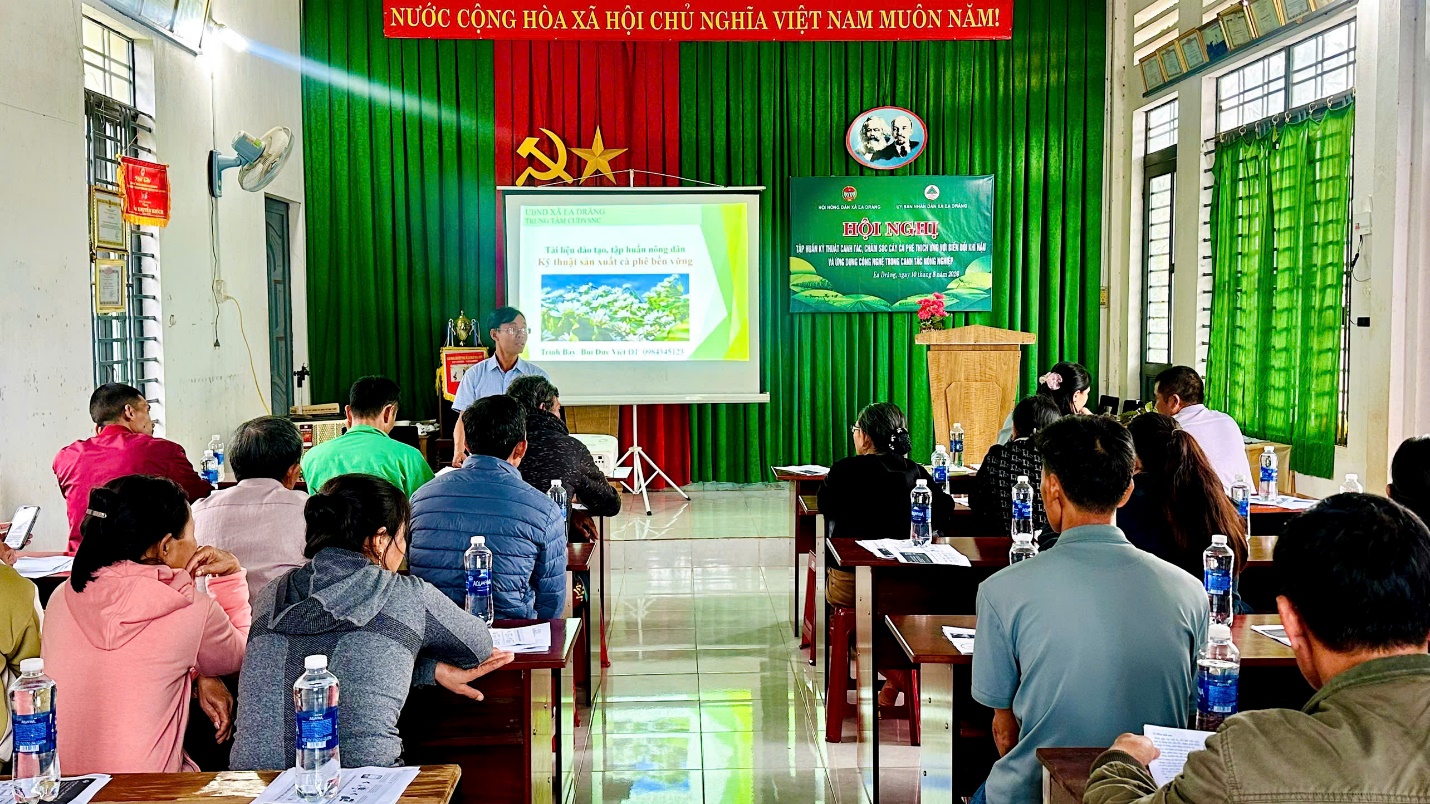 Nông dân tham gia tập huấn kỹ thuật canh tác cà phê thích ứng với biến đổi khí hậu tại xã Ea Drăng, Đắk Lắk, tháng 8/2026. Ảnh Trang thông tin điện tử xã Ea Drăng.
