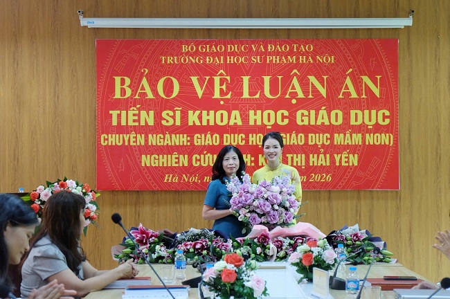 PGS.TS. Phan Thị Tình, Phó Hiệu trưởng Trường Đại học Hùng Vương, chúc mừng TS. Kim Thị Hải Yến sau buổi bảo vệ luận án. Nguồn: Trường Đại học Hùng Vương
