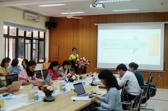 TS. Kim Thị Hải Yến trình bày luận án trước Hội đồng tại Trường Đại học Sư phạm Hà Nội ngày 9/4/2026. Nguồn: Trường Đại học Hùng Vương