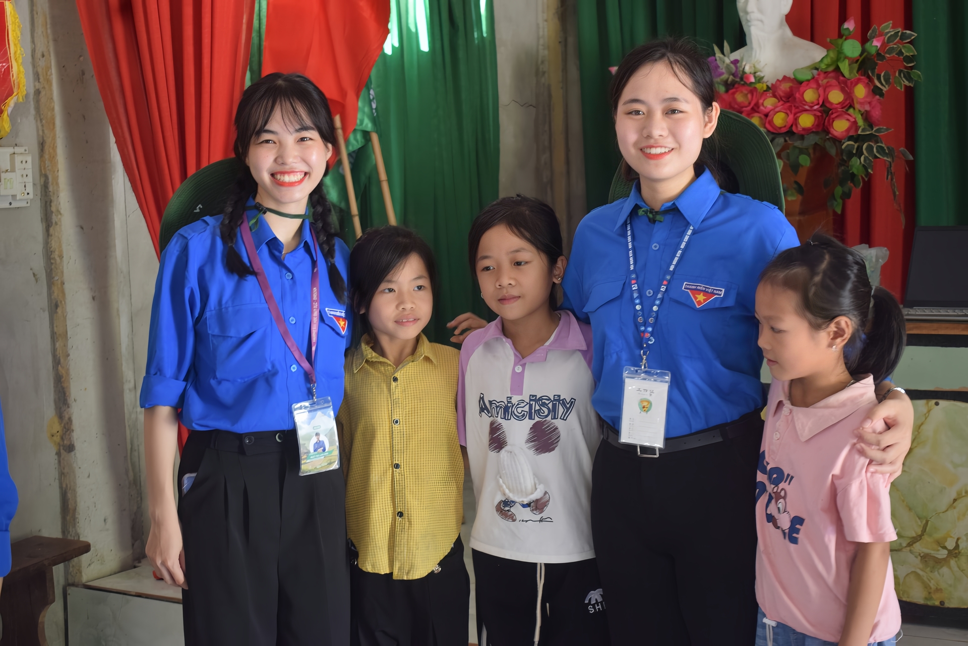 Hoàng Thanh Thúy trong một hoạt động với trẻ em. Những trải nghiệm thực tế là một phần trong quá trình cô chuẩn bị cho nghề giáo viên tiểu học. Ảnh: VNU Media.