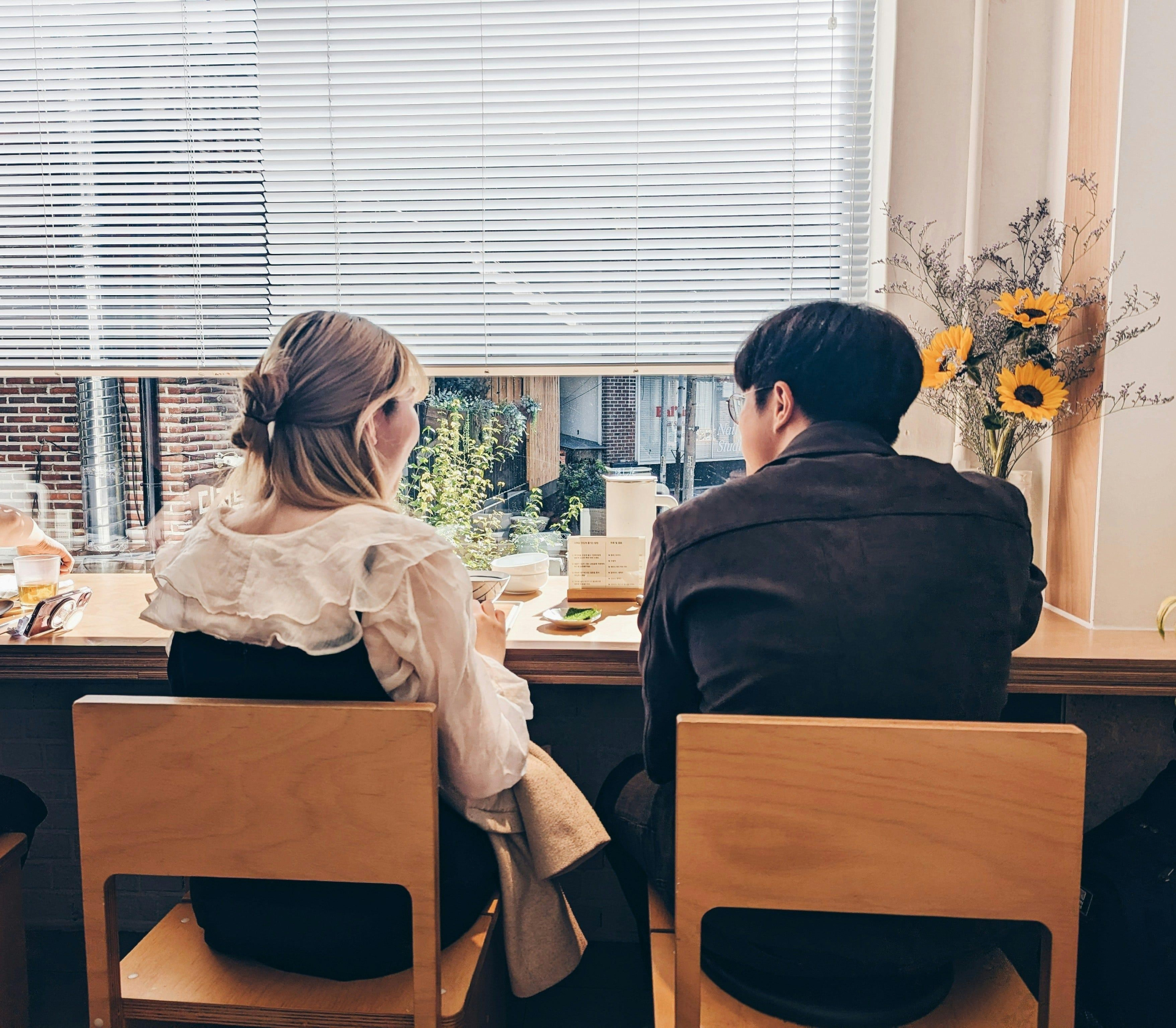 Thông tin về nghề nghiệp có thể ảnh hưởng đến phản ứng ở giai đoạn bắt đầu làm quen trên các nền tảng hẹn hò trực tuyến. Ảnh minh họa.
