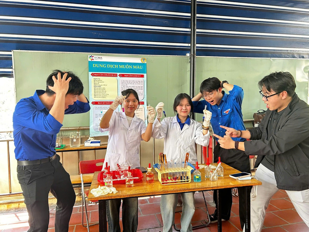 Sinh viên Khoa Lý – Hóa, Trường Đại học Sư phạm – Đại học Đà Nẵng trong một hoạt động thực hành hóa học. Khoa hiện có các thiết bị phục vụ nghiên cứu như máy đo điện hóa, UV-Vis, Raman, XRD và SEM.