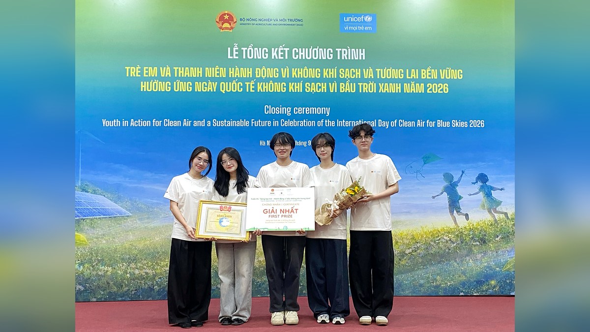 Các thành viên nhóm uBreath với dự án Smart Campus Air Shield sau khi nhận giải Nhất cuộc thi “Sáng tạo trẻ - Hành động vì bầu không khí trong lành” tháng 9/2026. Nguồn: Đại học Quốc gia Hà Nội.