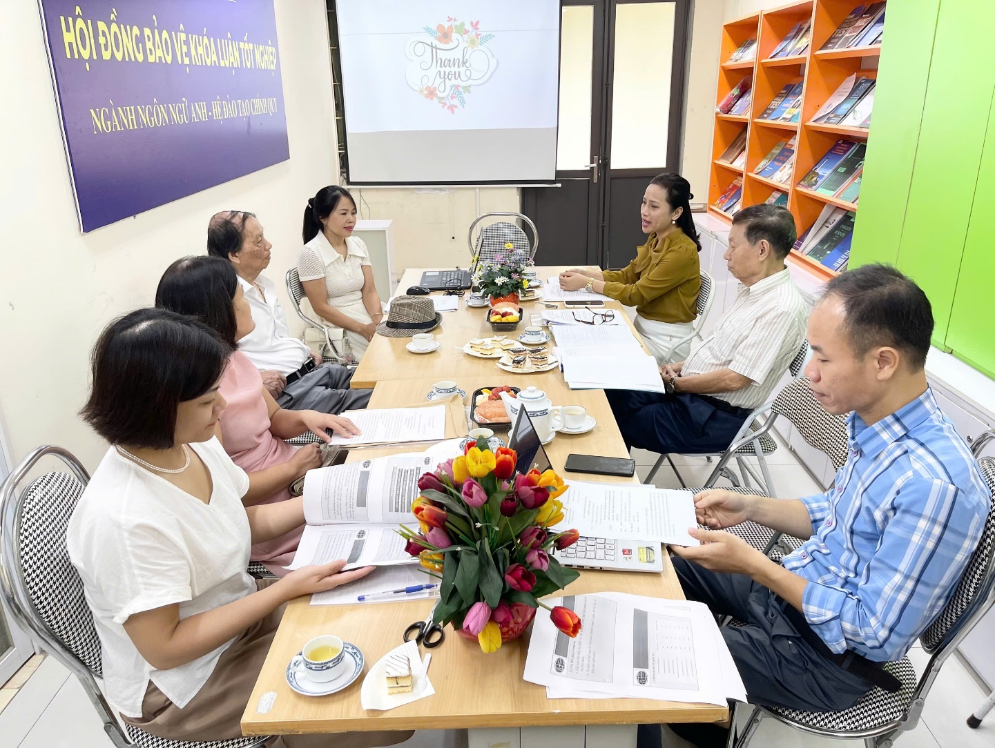 Buổi nghiệm thu đề tài nghiên cứu về chuyển dịch thuật ngữ tài chính Anh - Việt từ từ điển và AI tại Trường Đại học Kinh doanh và Công nghệ Hà Nội. Ảnh: Hương Lê/HUBT.