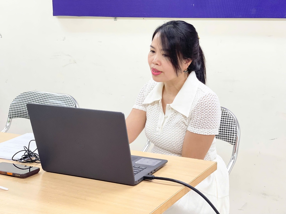 TS. Đỗ Thị Thu Nga, Phó Chủ nhiệm Khoa Ngôn ngữ Anh, trình bày đề tài tại buổi nghiệm thu ngày 24/9/2026. Ảnh: Hương Lê/HUBT.
