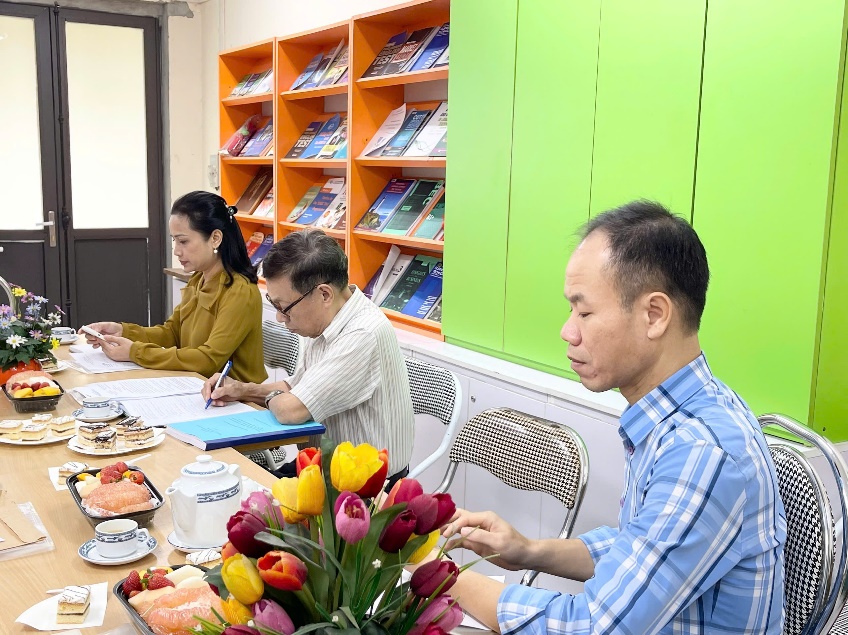 Thành viên hội đồng xem xét báo cáo tại buổi nghiệm thu đề tài ngày 24/9/2026. Ảnh: Hương Lê/HUBT.