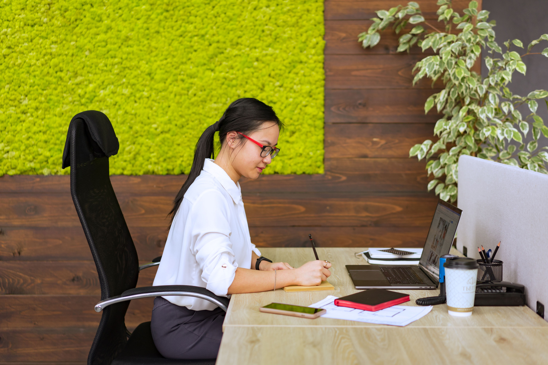 Các tiêu chí dựa trên kết quả công việc giúp giảm việc phải suy đoán năng lực chỉ từ cách nhân viên nói về chính mình. Ảnh minh họa: Mikhail Nilov/Pexels.