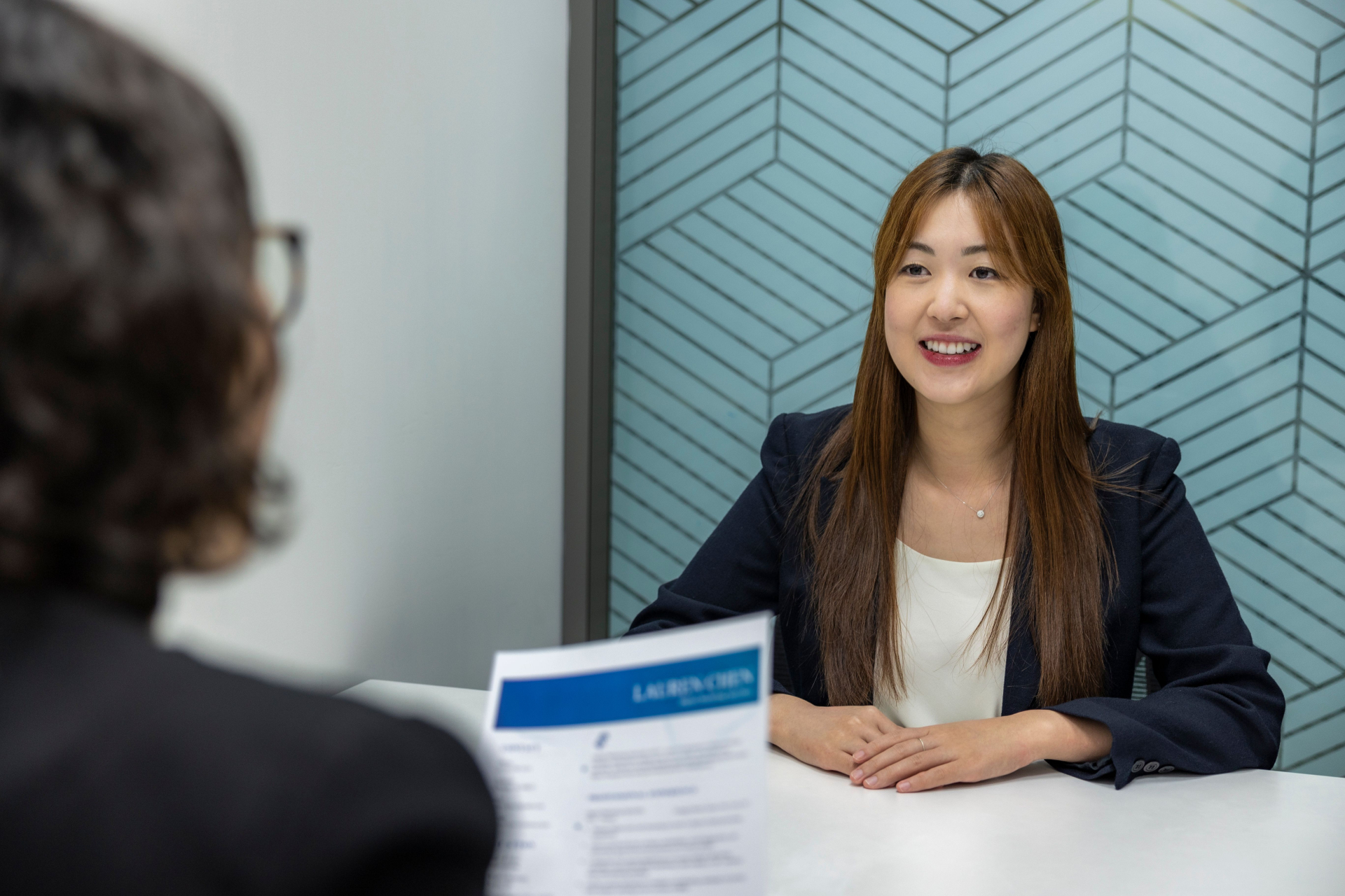 Cách ứng viên mô tả thành tích có thể trở thành một phần của quyết định tuyển dụng khi người phỏng vấn thiếu dữ liệu khách quan để đối chiếu. Ảnh minh họa: Resume Genius/Pexels.