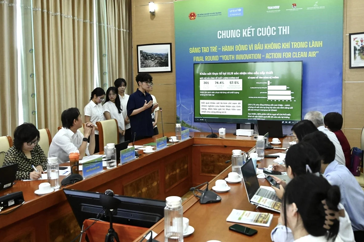Nhóm uBreath trình bày Smart Campus Air Shield tại vòng chung kết cuộc thi về các sáng kiến cải thiện chất lượng không khí. Nguồn: Đại học Quốc gia Hà Nội.