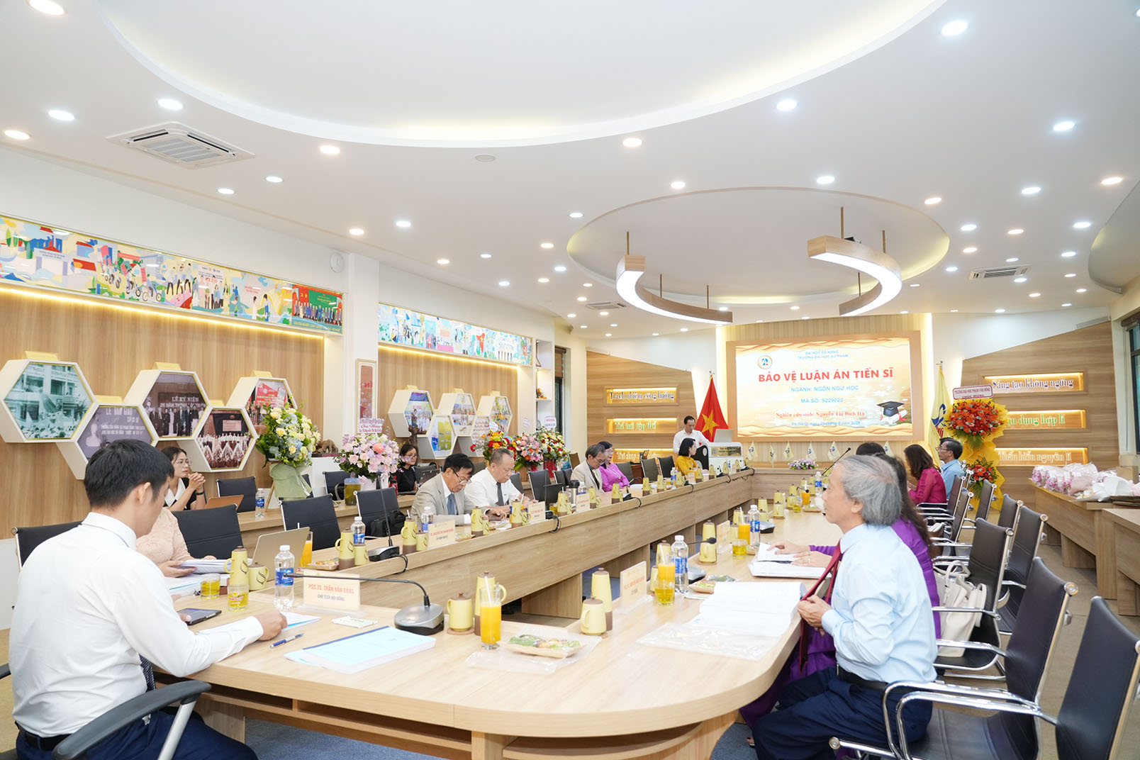 Hội đồng đánh giá luận án tiến sĩ ngành Ngôn ngữ học của NCS. Nguyễn Thị Bích Hà tại Trường Đại học Sư phạm – Đại học Đà Nẵng. Ảnh: UED.