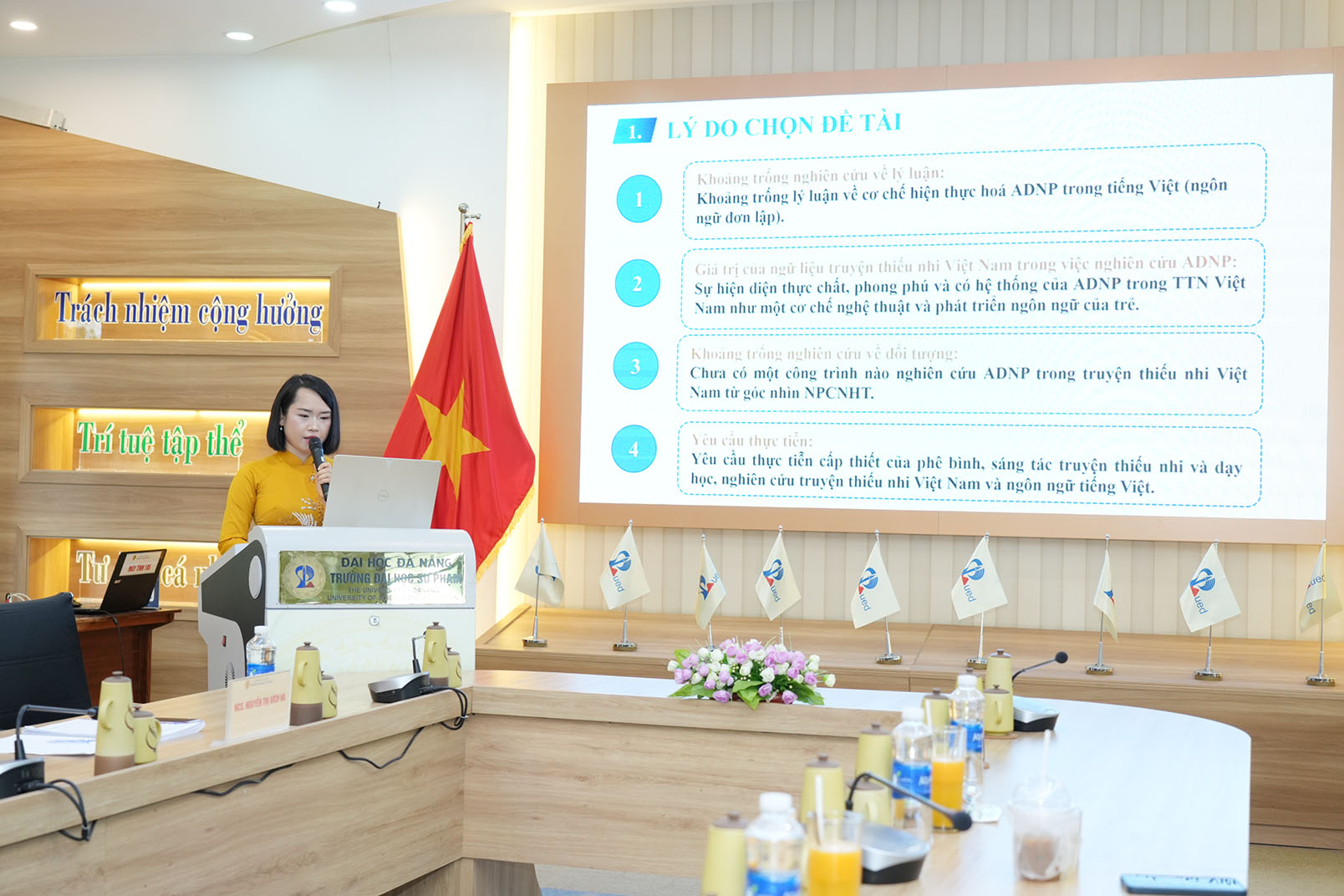 NCS. Nguyễn Thị Bích Hà trình bày luận án về ẩn dụ ngữ pháp trong truyện thiếu nhi Việt Nam tại Trường Đại học Sư phạm – Đại học Đà Nẵng ngày 20/9/2026. Ảnh: UED.
