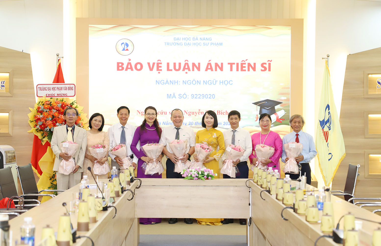 NCS. Nguyễn Thị Bích Hà (áo dài vàng, giữa ảnh) cùng các thành viên Hội đồng đánh giá luận án ngày 20/9/2026. Ảnh: UED.