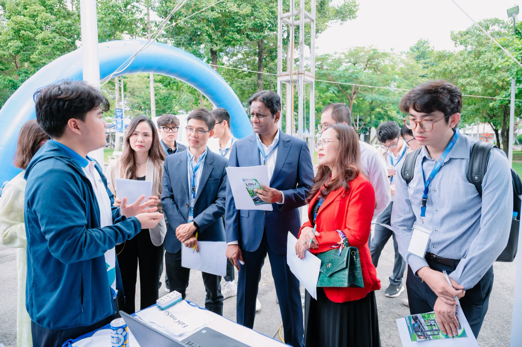 Các nhóm trình bày giải pháp tại vòng chung kết Bách Khoa Innovation 2026. Các dự án bảng liên kết đại học - doanh nghiệp được phát triển từ những bài toán do doanh nghiệp đặt ra. Ảnh: Trường Đại học Bách khoa - ĐHQG TP.HCM.