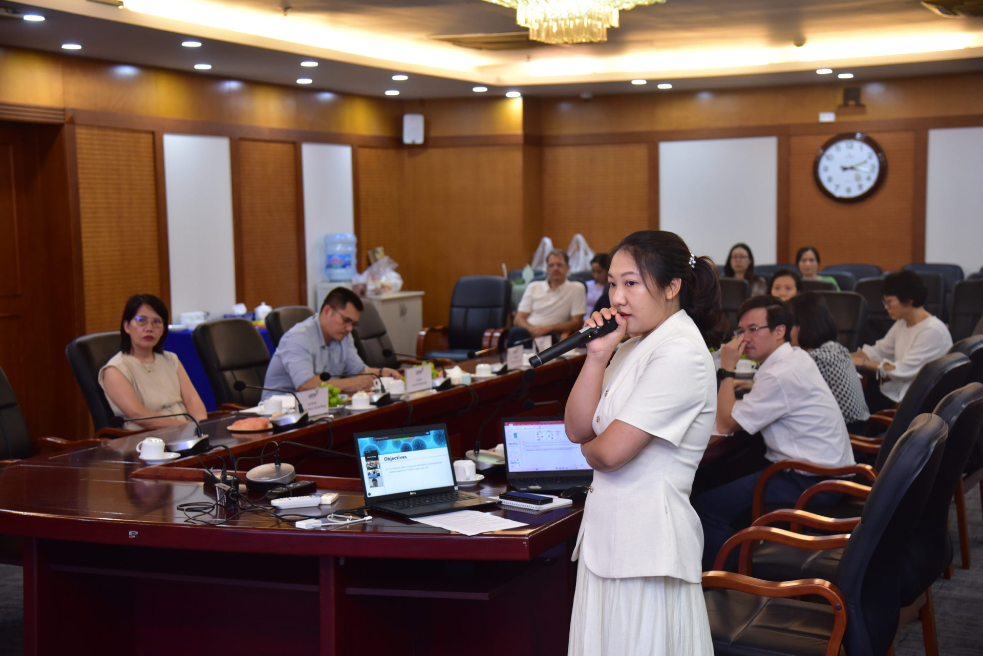 NCS. Triệu Hà Phương trình bày kết quả nghiên cứu tại lễ bảo vệ luận án ngày 16/7/2026.