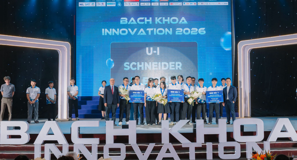 Các đội đoạt giải bảng U-I Schneider Electric tại Bách Khoa Innovation 2026. AlphaMerge giành giải Nhất với dự án comBAC, hệ thống quản lý năng lượng thông minh dành cho khách sạn. Ảnh: Trường Đại học Bách khoa - ĐHQG TP.HCM.