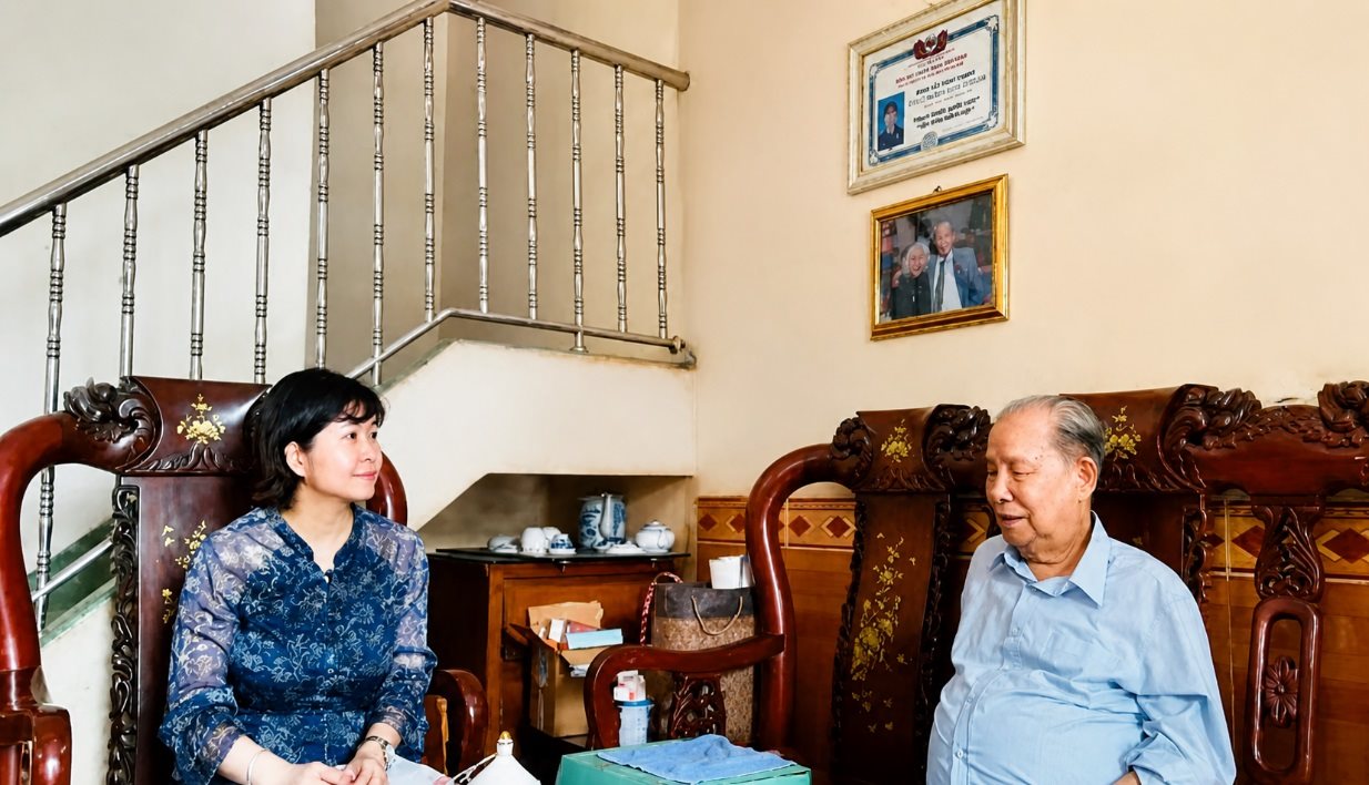 TS. Bùi Thị Hà tham vấn kỹ sư thủy lợi cao cấp Phan Khánh tại TP.HCM trong quá trình nghiên cứu về thủy nông. Ảnh: Trần Hồng Quang và tác giả.
