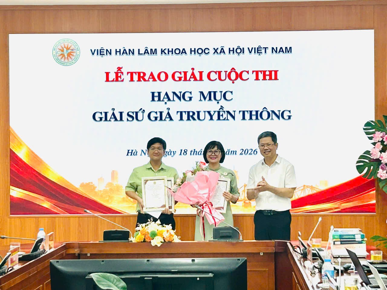 TS. Bùi Thị Hà tại lễ trao giải “Sứ giả truyền thông” của Viện Hàn lâm Khoa học xã hội Việt Nam tháng 6/2026.