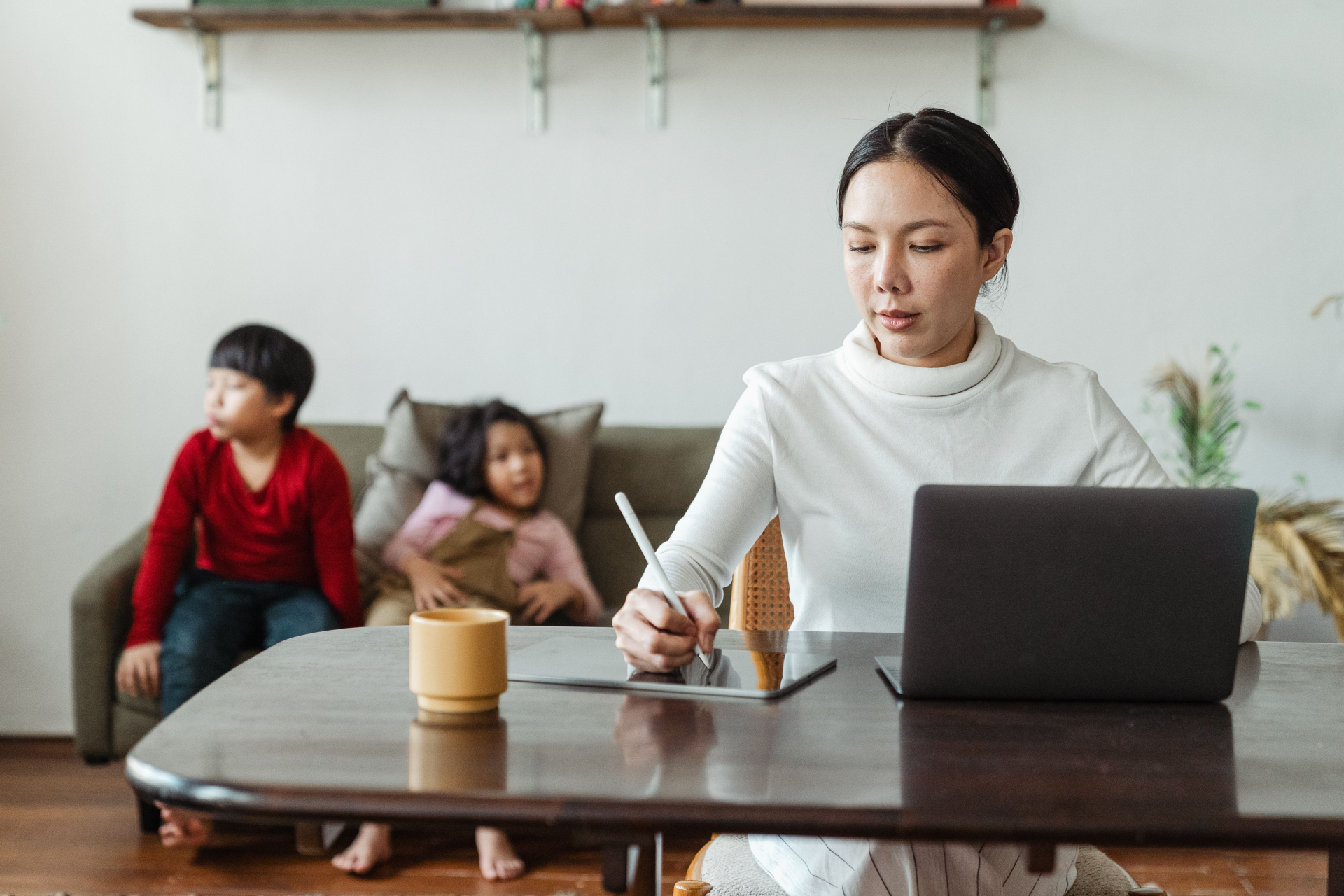 Công việc có trả lương và trách nhiệm gia đình có thể diễn ra trong cùng một khoảng thời gian. Dữ liệu Việt Nam cho thấy phụ nữ vẫn dành nhiều thời gian hơn nam giới cho việc nhà và chăm sóc không lương. Nguồn: Ketut Subiyanto/Pexels.