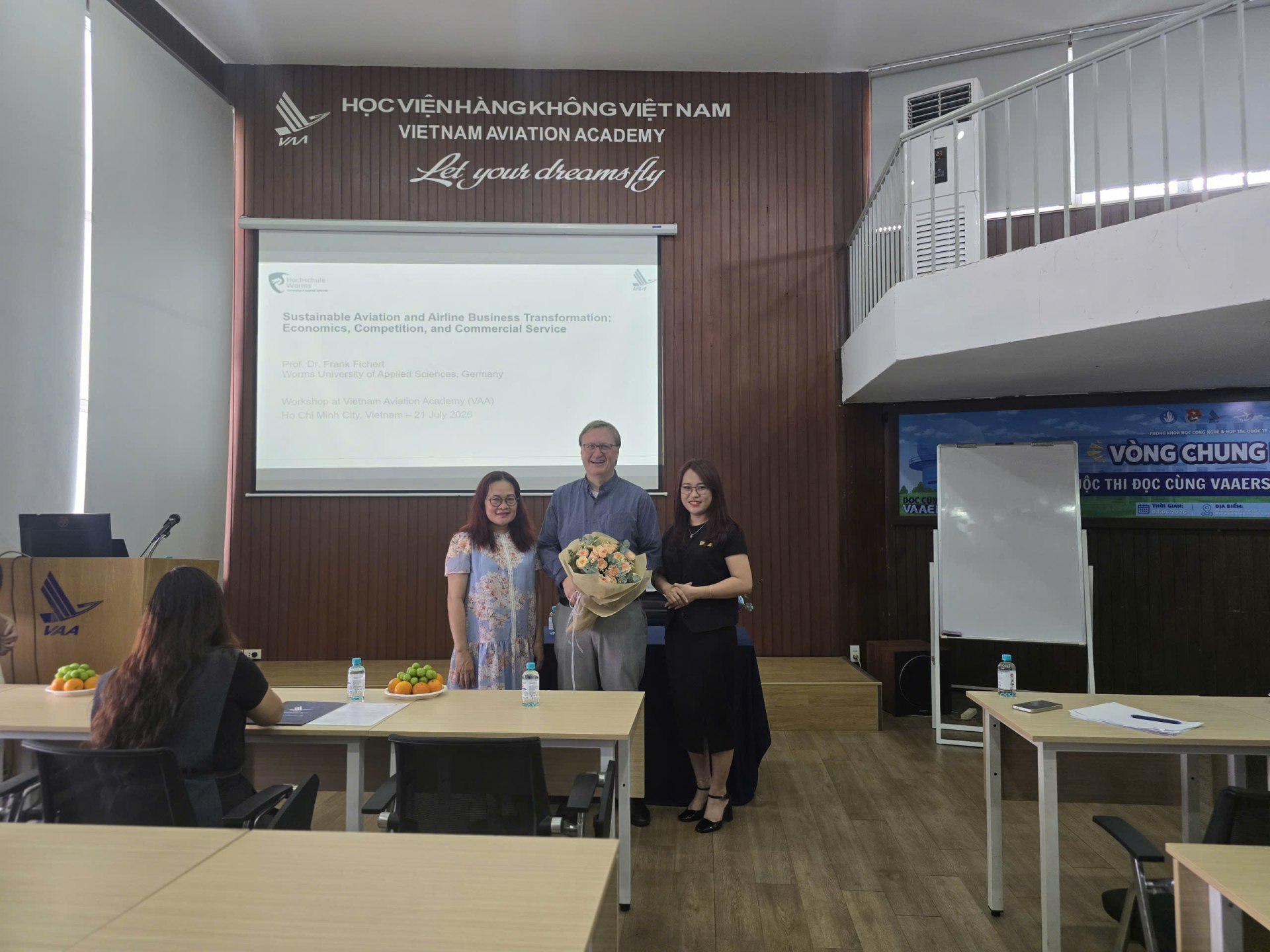 TS. Huỳnh Diệp Trâm Anh cùng TS. Nguyễn Thị Thu Hương và GS. Frank Fichert tại workshop quốc tế về phát triển bền vững trong ngành hàng không, tổ chức tại Học viện Hàng không Việt Nam ngày 21/7/2026. Ảnh: Khoa Du lịch và Dịch vụ Hàng không, Học viện Hàng không Việt Nam.