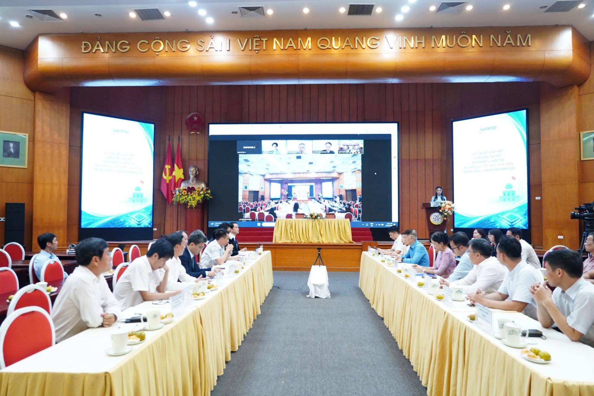 Toàn cảnh lễ công bố và ký kết hợp đồng tài trợ 5 nhiệm vụ hợp tác nghiên cứu Việt Nam – Nhật Bản trong lĩnh vực bán dẫn ngày 22/7/2026 tại Hà Nội.