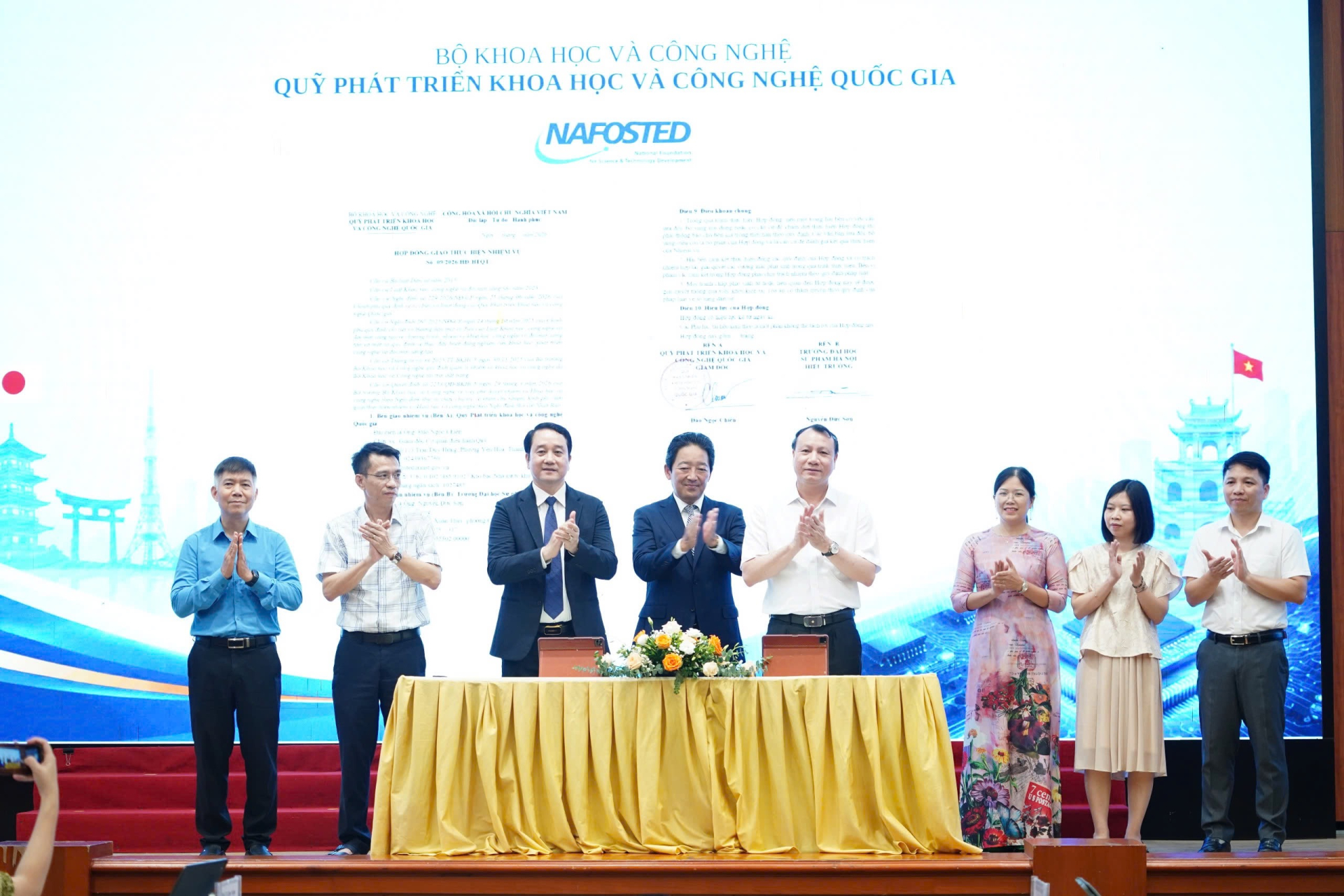 Lễ công bố và ký kết các nhiệm vụ hợp tác nghiên cứu bán dẫn Việt Nam - Nhật Bản ngày 22/7/2026. Nhóm Trường Đại học Sư phạm Hà Nội do PGS.TS. Nguyễn Thị Thúy chủ nhiệm phía Việt Nam tham gia một nhiệm vụ về vi mạch CFET.