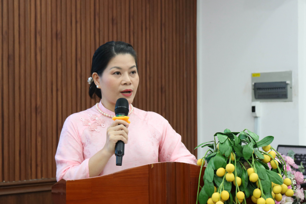 TS. Nguyễn Nữ Nguyệt Anh trình bày Báo cáo Đề dẫn tại hội thảo “Xã hội học và phát triển bền vững - Đồng hành cùng cộng đồng” tháng 12/2025. Ảnh Mỹ Ngân.