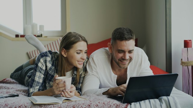 Một cặp đôi cùng sử dụng máy tính tại nhà. Khi cơ hội nghề nghiệp và thu nhập giữa hai người thay đổi, cách phân chia trách nhiệm gia đình không nhất thiết thay đổi theo cùng tốc độ. Ảnh minh hoạ.