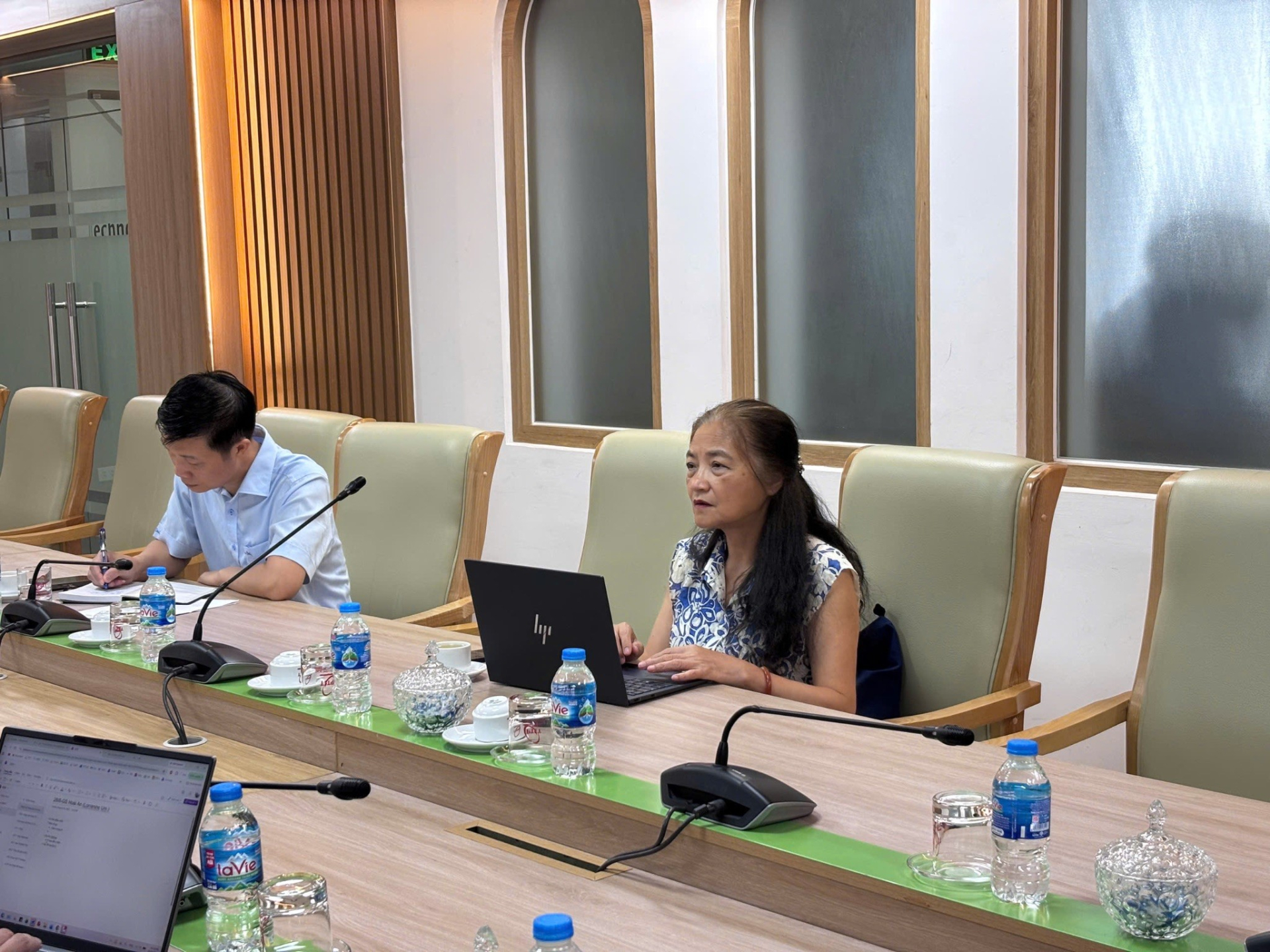 GS.TSKH. Lê Thị Hoài An, Đại học Lorraine (Pháp), trao đổi tại buổi làm việc với Học viện Công nghệ Bưu chính Viễn thông ngày 28/8/2026. Ảnh: PTIT.