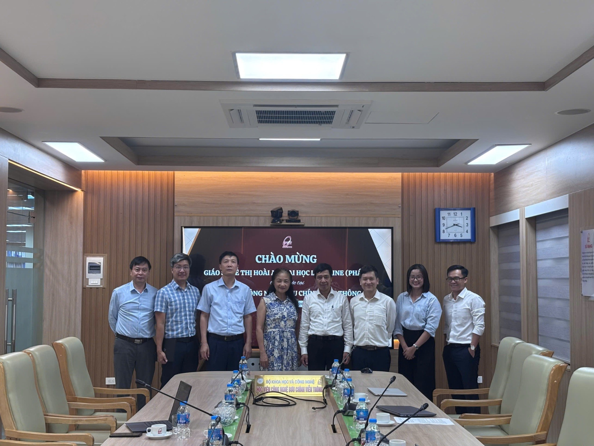 GS.TSKH. Lê Thị Hoài An (giữa) cùng các đại biểu tham dự buổi làm việc tại Học viện Công nghệ Bưu chính Viễn thông. Ảnh: PTIT.