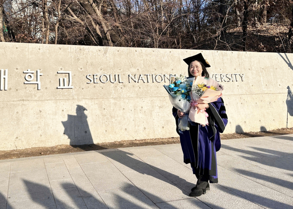 TS. Nguyễn Thị Trúc Ly trong ngày tốt nghiệp tiến sĩ tại Đại học Quốc gia Seoul, Hàn Quốc, tháng 2/2025. Ảnh: NVCC/Báo Phụ Nữ TP.HCM.