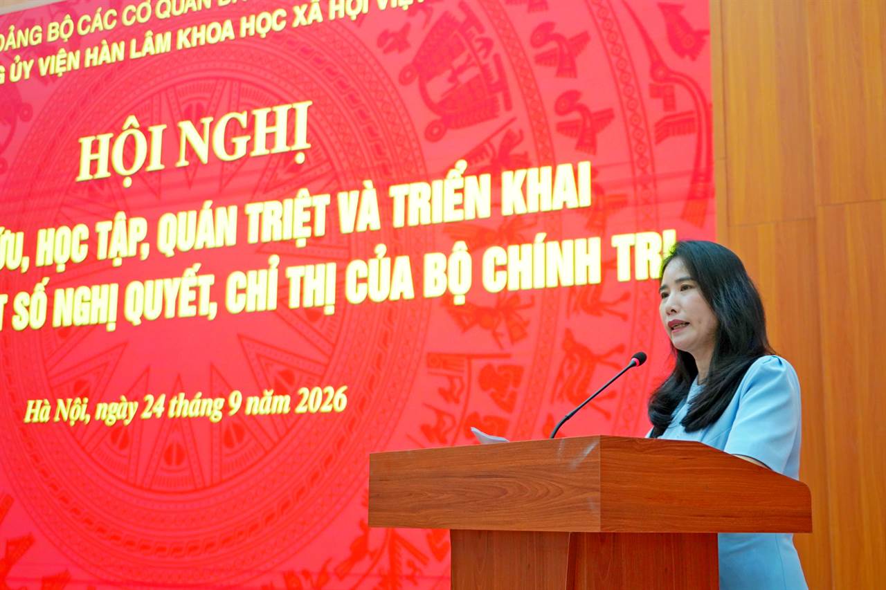 PGS.TS. Nguyễn Thị Phương Châm, Viện trưởng Viện Nghiên cứu Văn hóa, trình bày tham luận tại hội nghị của Viện Hàn lâm Khoa học xã hội Việt Nam ngày 24/9/2026. Ảnh: Viện Hàn lâm Khoa học xã hội Việt Nam.