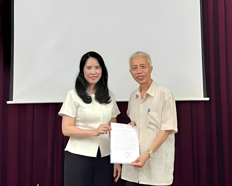 PGS.TS. Nguyễn Thị Phương Châm, Viện trưởng Viện Nghiên cứu Văn hóa, trao quyết định kéo dài thời gian công tác chuyên môn cho PGS.TS. Kiều Trung Sơn, tháng 5/2026. Ảnh: Viện Nghiên cứu Văn hóa.