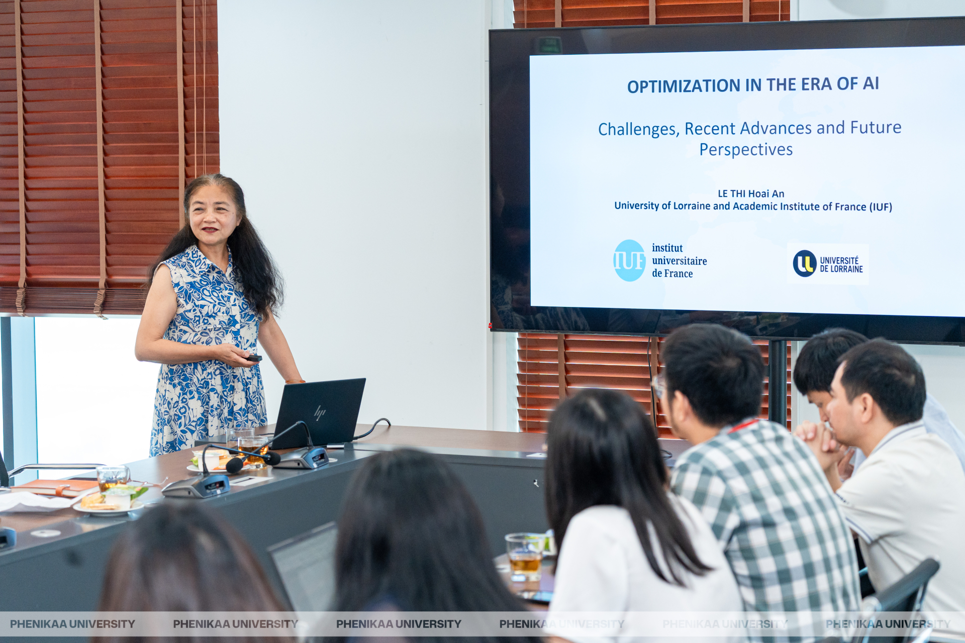 GS. Lê Thị Hoài An, Đại học Lorraine (Pháp), tại seminar khoa học về toán tối ưu và trí tuệ nhân tạo ở Đại học Phenikaa. Ảnh: Đại học Phenikaa.