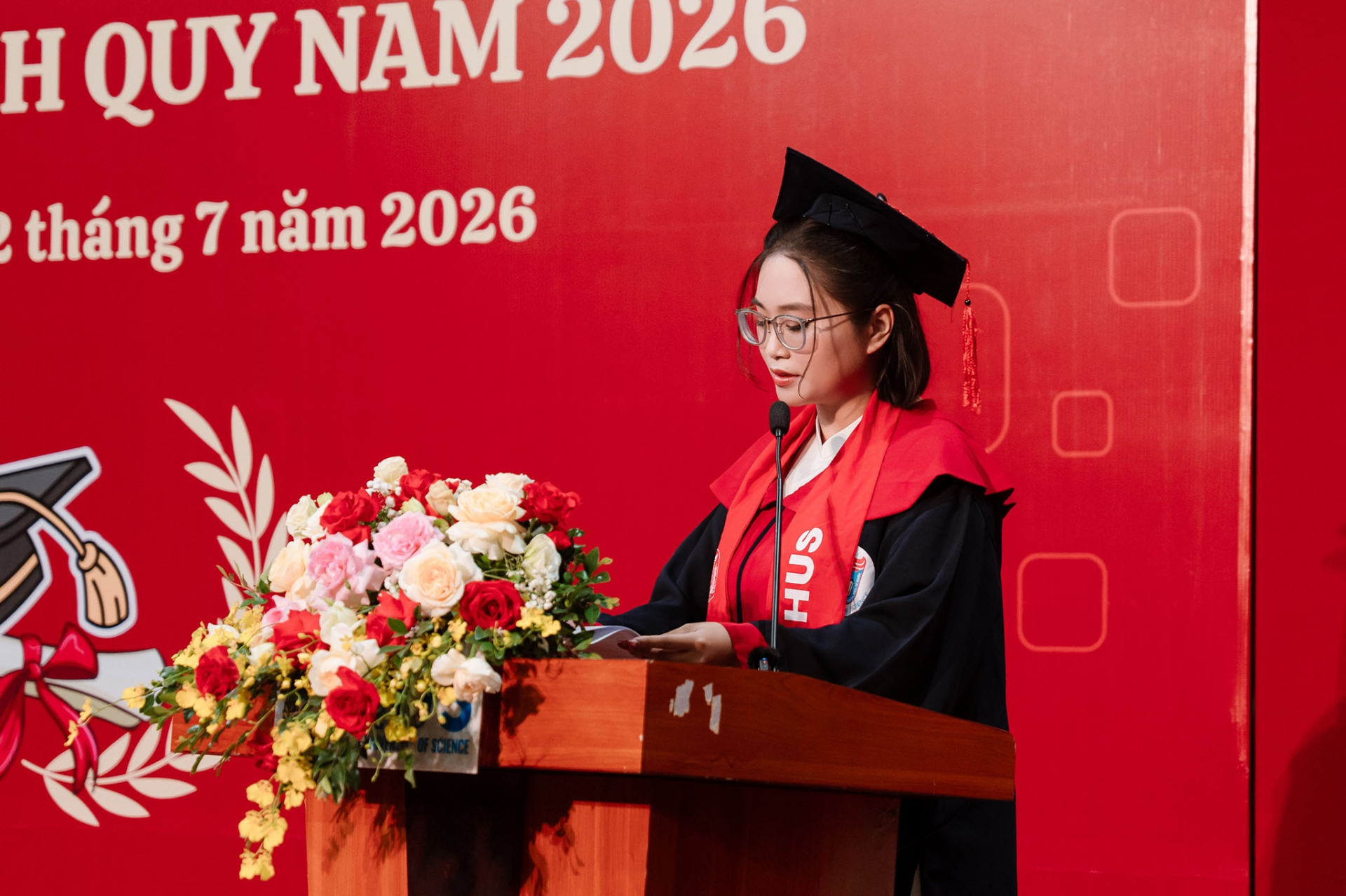 Hà Ngọc Ánh phát biểu tại lễ tốt nghiệp của Trường Đại học Khoa học Tự nhiên, ĐHQGHN, tháng 7/2026. Ảnh: ĐHQGHN.