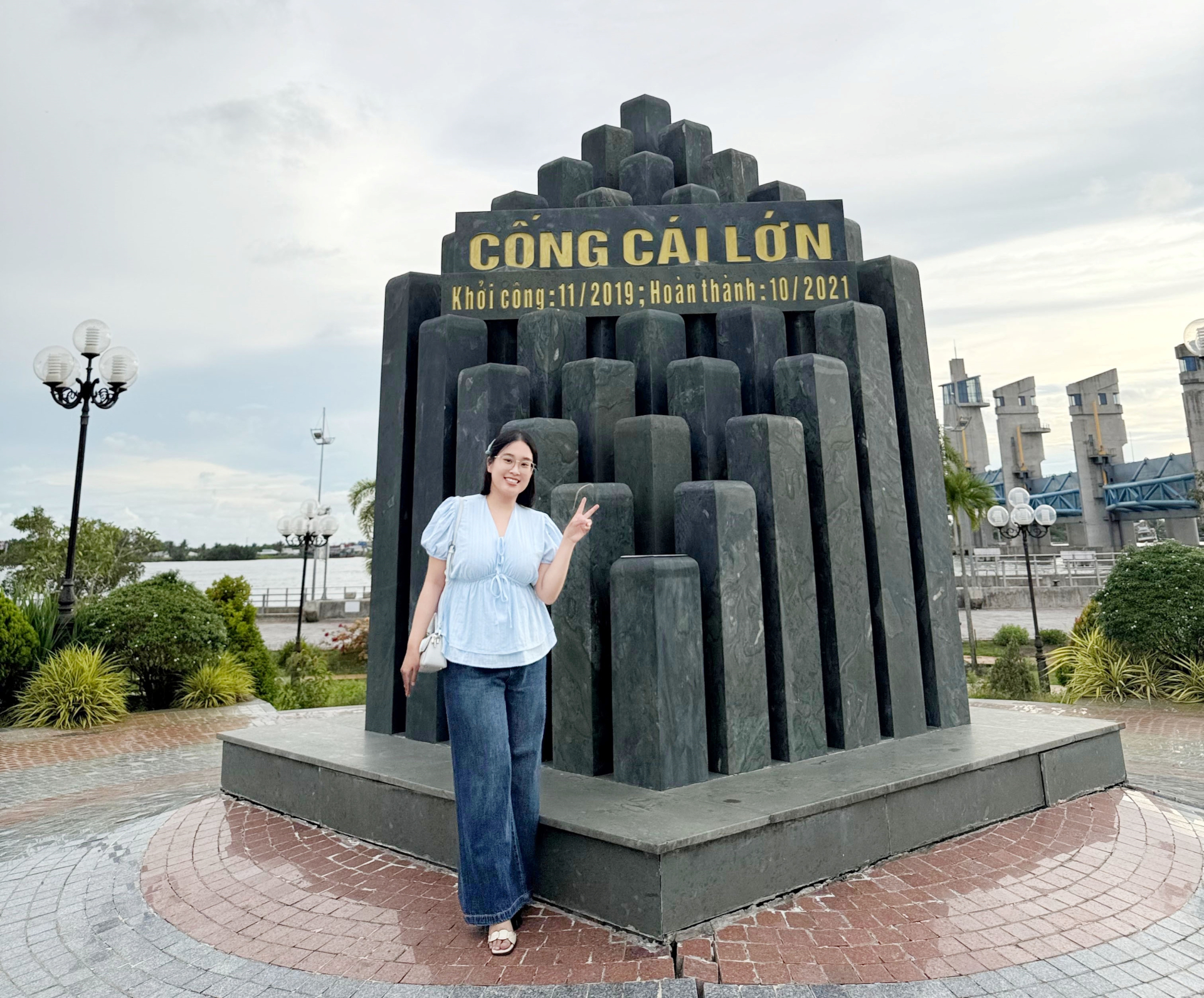 Hà Ngọc Ánh trong chuyến thực địa tại khu vực Cống Cái Lớn. Nghiên cứu tại vùng cửa sông Cái Lớn - Cái Bé là một trong những trải nghiệm đưa cô đi sâu vào vấn đề ô nhiễm vi nhựa. Ảnh: ĐHQGHN.