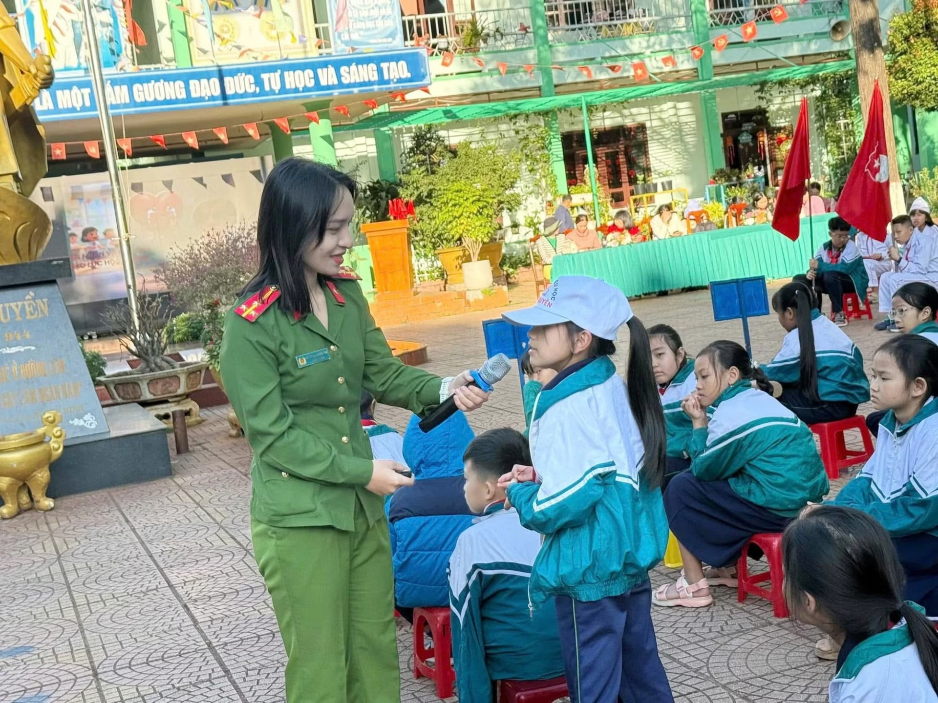 Thượng úy Hồ Ngọc Thiên Thư trong một hoạt động tuyên truyền pháp luật cho học sinh. Ảnh: Công an Nhân dân.