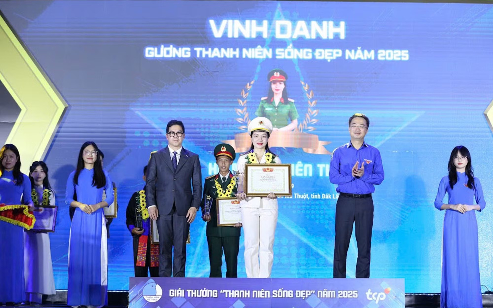Thượng úy Hồ Ngọc Thiên Thư tại chương trình trao Giải thưởng Thanh niên sống đẹp năm 2025. Ảnh: Công an Nhân dân.