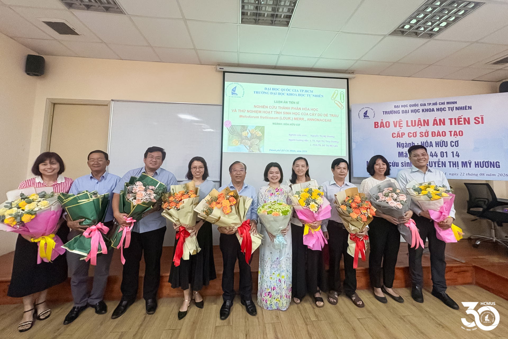 NCS. Nguyễn Thị Mỹ Hương cùng hội đồng đánh giá và người hướng dẫn sau buổi bảo vệ luận án tiến sĩ ngành Hóa hữu cơ. Ảnh: Trường Đại học Khoa học Tự nhiên, ĐHQG-HCM.